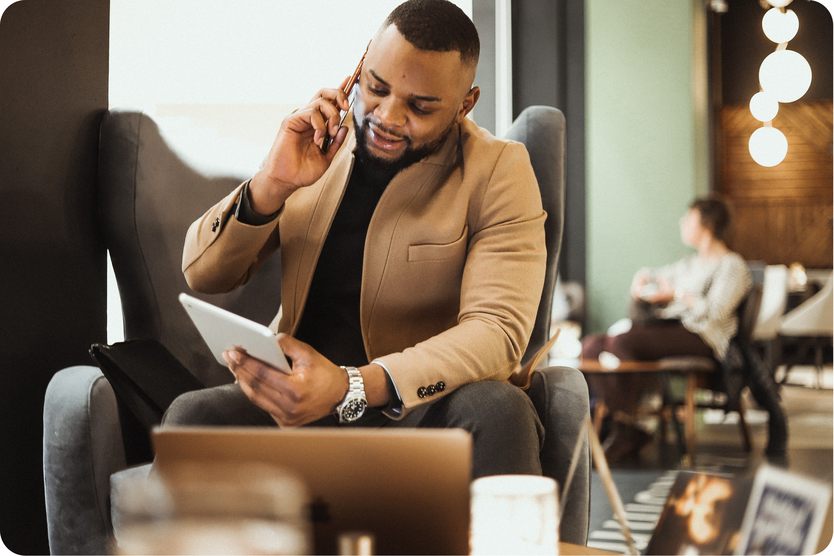 visuel-travail-homme-telephone-tablette